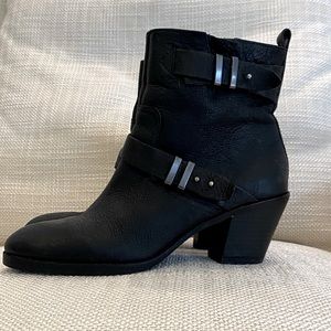 Gray Saks 5th Avenue Black Leather Ankle Boots / Size 5.5